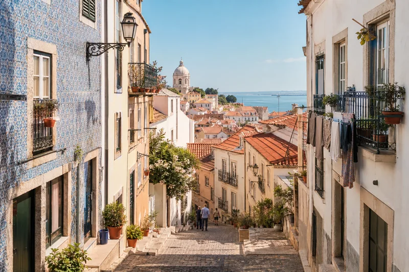 Alfama & Graça neighbourhood atmosphere in Lisbon